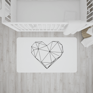 שטיח בהדפס לב גיאומטרי שחור על רקע לבן