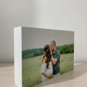 תמונה על בלוק מעץ בצבע לבן בגודל 10X15 ס"מ