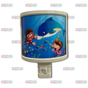 מנורת לילה אישית לקיר בחדר ילדים עם איור מעוצב של ילדים צוללים